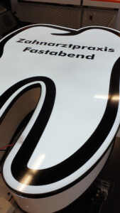 Ausstecker-Zahnlogo
