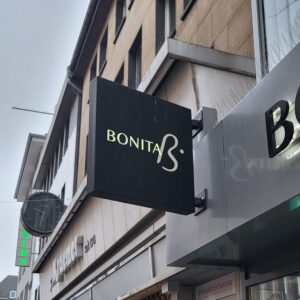 Bonita-Ausstecker-schief